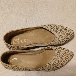 TOMS LEOPARD PRINT FLATS SIZE 8